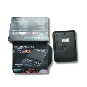 Balanza de cocina electrónica BLW-B301 negra con display digital mostrando 368.5. Caja abierta con especificaciones técnicas.