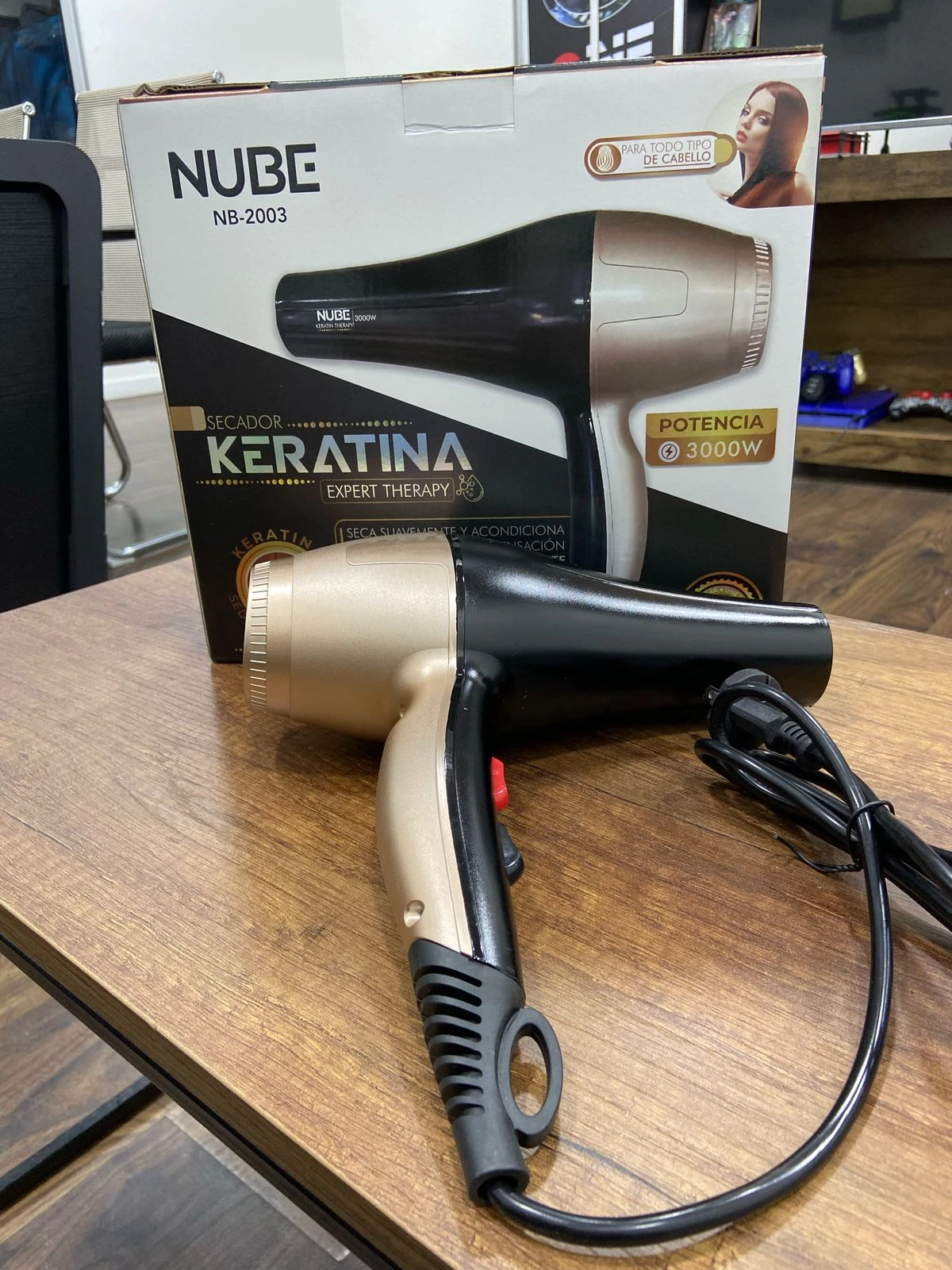 Secador de cabello Nube NB-2003 color dorado y negro con tecnología de keratina y 3000W de potencia.
