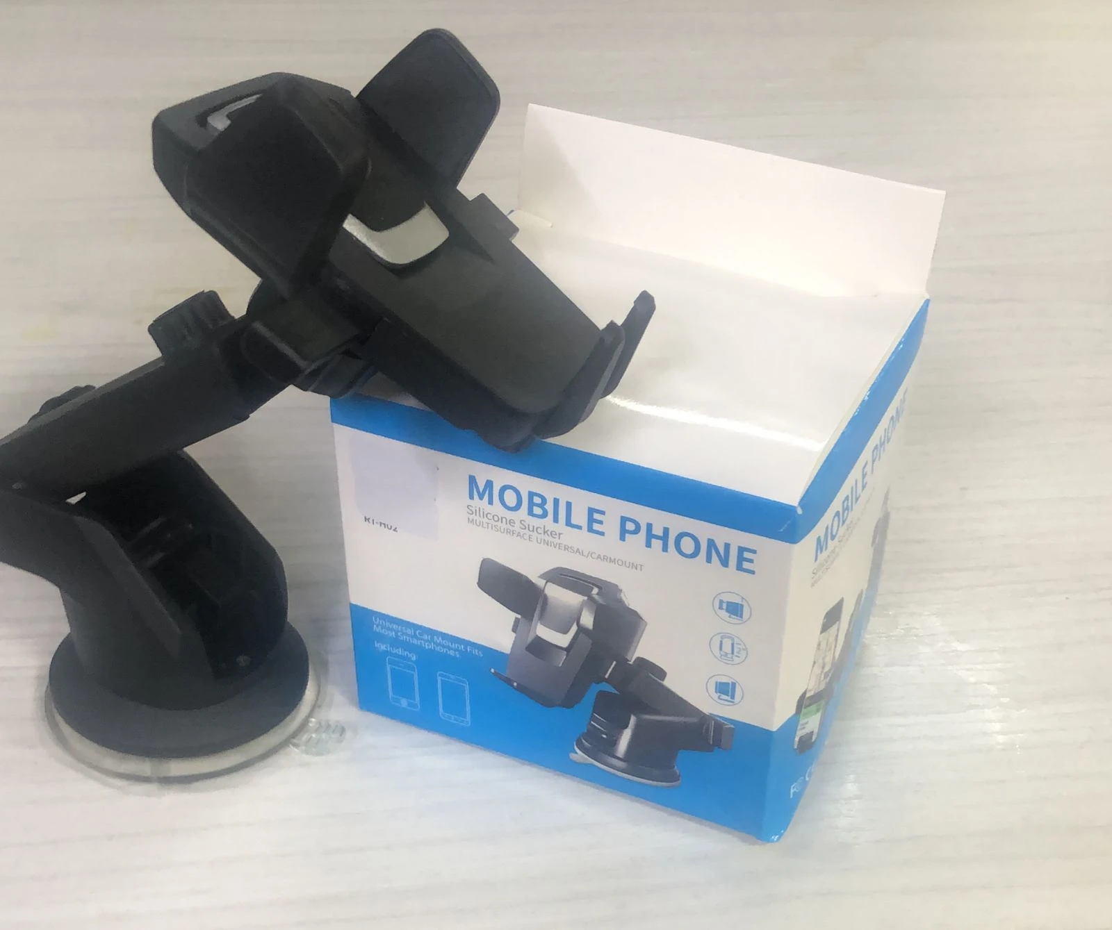 Soporte universal negro para celular con base de ventosa, ideal para coche.