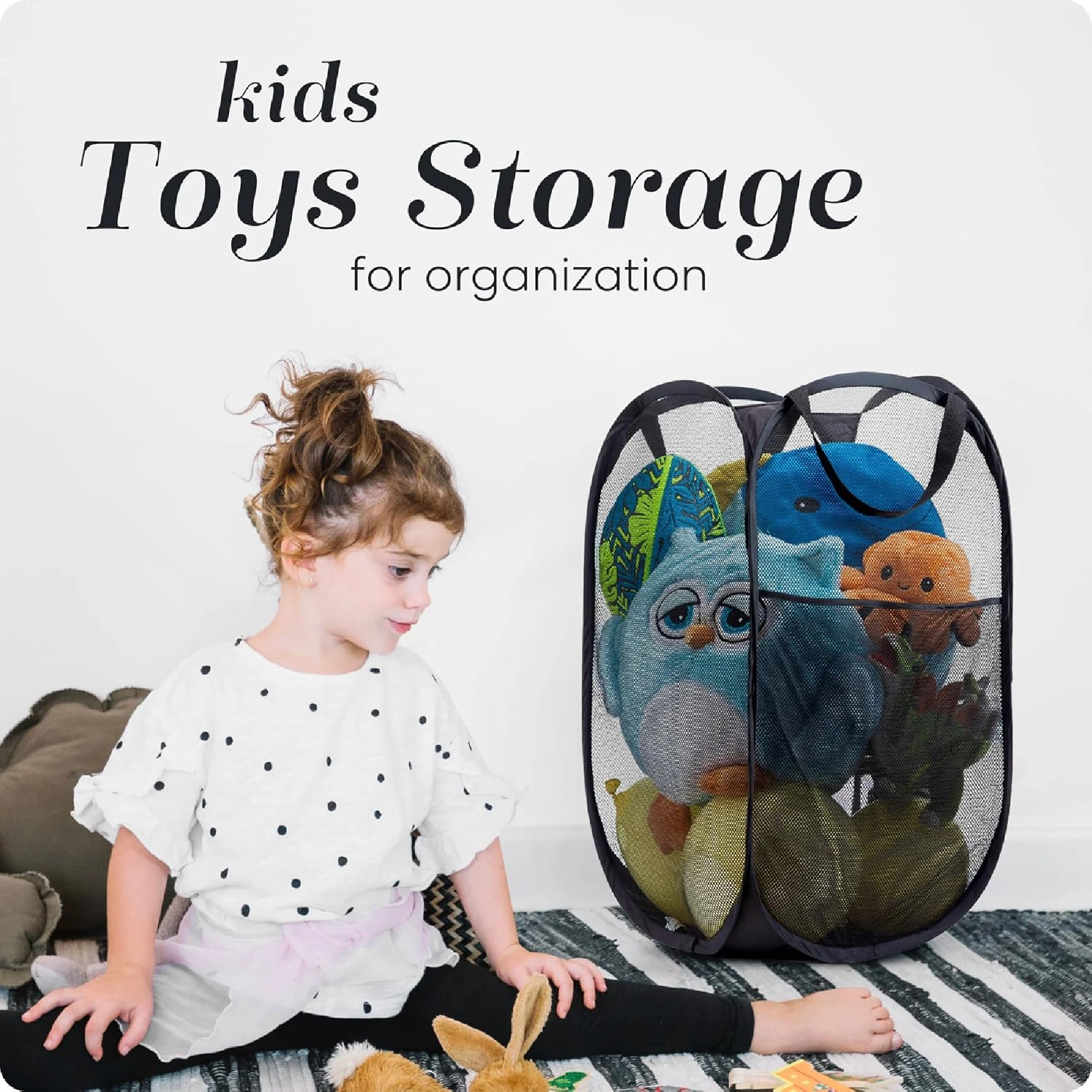 Cesta de malla negra plegable para juguetes infantiles, con peluches de búho azul y pulpo naranja.