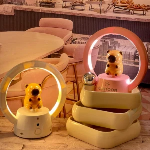 Dos lámparas nocturnas LED recargables con figura de oso: una blanca con luz amarilla y otra rosa con luz roja, sobre piso tipo madera.