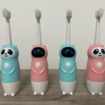Cepillos de dientes eléctricos infantiles tipo panda en rosa y turquesa.