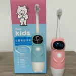 Cepillo dental eléctrico infantil rosa con diseño de robot, ideal para niños de 2 a 8 años.