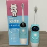 Cepillo de dientes eléctrico infantil azul con diseño de robot, ideal para niños de 2 años en adelante.