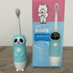 Cepillo de dientes eléctrico infantil Focus Kids azul con diseño de panda, ideal para niños de 2 a 8 años.