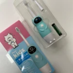 Cepillo de dientes eléctrico infantil Focus Kids azul, con personaje de oso, incluye pilas y repuestos, empaque transparente.