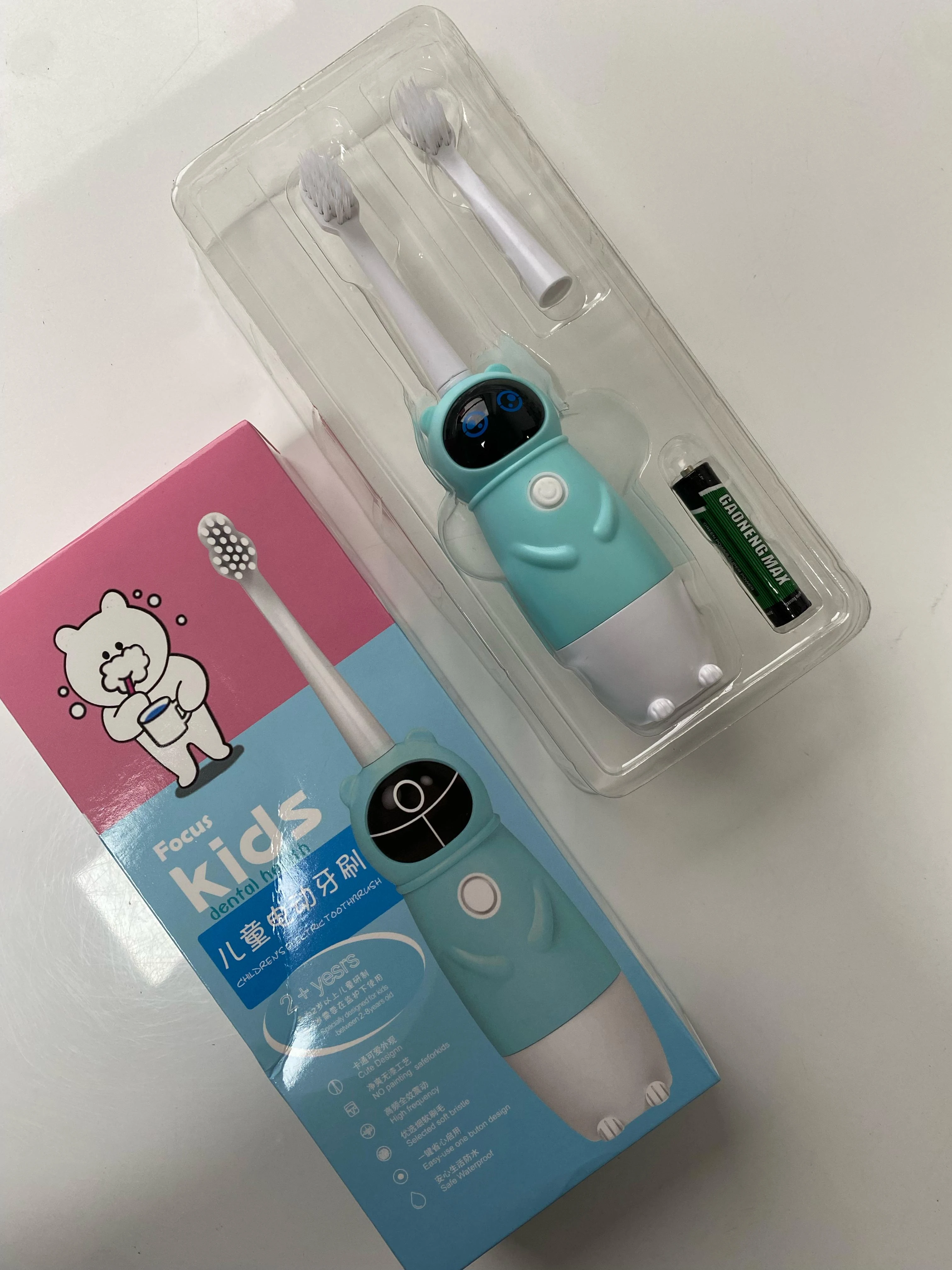 Cepillo de dientes eléctrico infantil Focus Kids azul, con personaje de oso, incluye pilas y repuestos, empaque transparente.