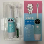 Cepillo de dientes eléctrico infantil azul con diseño de panda, incluye 2 cepillos y batería.