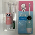 Cepillo de dientes eléctrico infantil rosa con diseño de panda, dos cabezales, y caja azul con dibujo de oso.