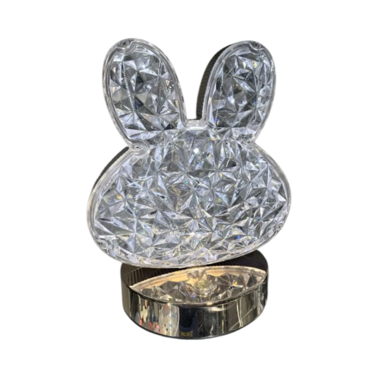 Lámpara LED de mesa con figura de conejo en acrílico facetado, base cilíndrica metálica cromada.