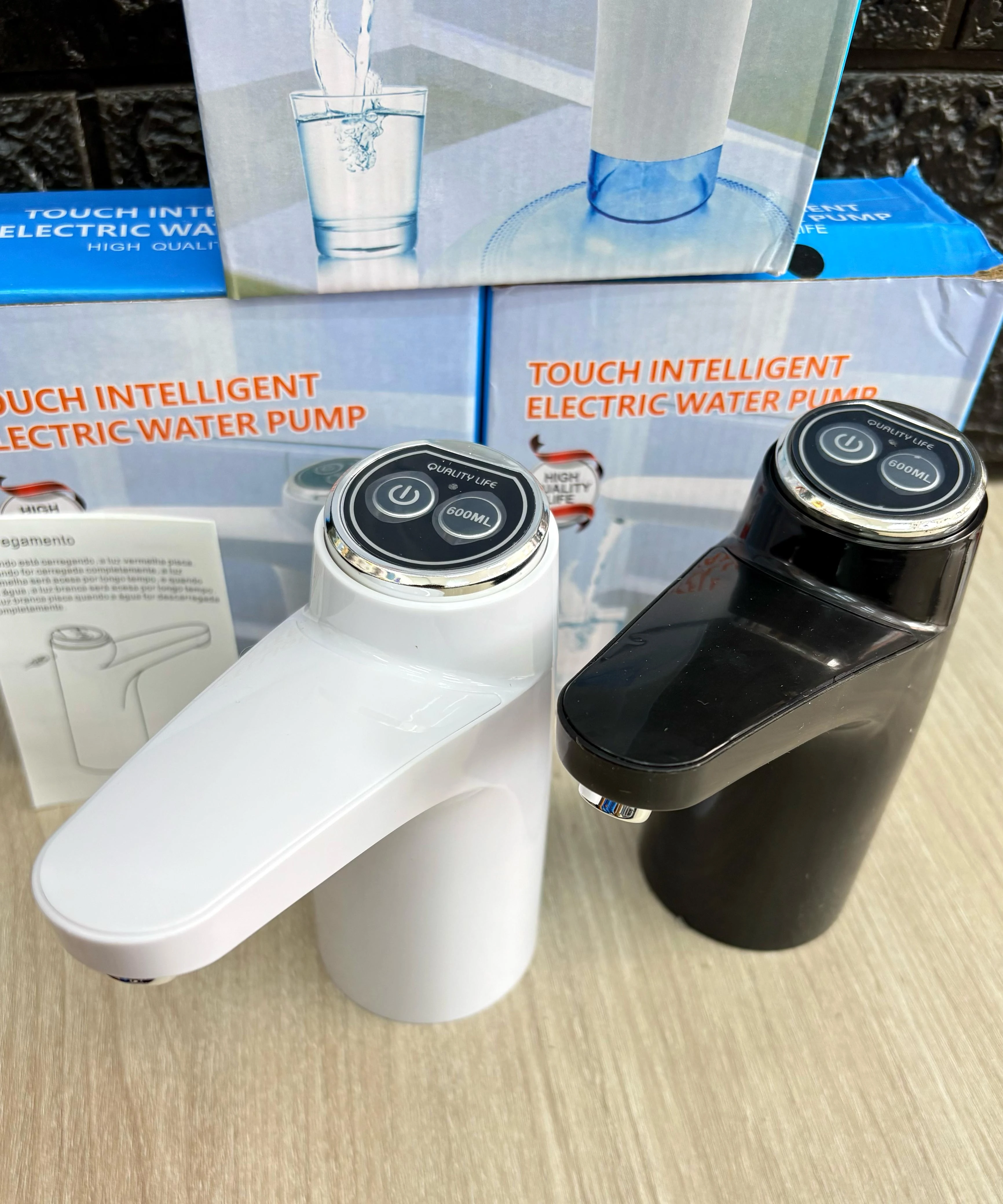 Dispensador de agua eléctrico táctil, modelos blanco y negro, con botón de encendido y dosificador de 600ML.