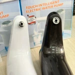 Dispensador de agua eléctrico táctil: boquillas frontal de color blanco y negro. Empaque de fondo.