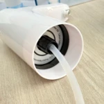 Corte transversal de dispensador agua recargable blanco, mostrando el interior con tubo de silicona y etiqueta con especificaciones 5W y batería litio 3.7V.