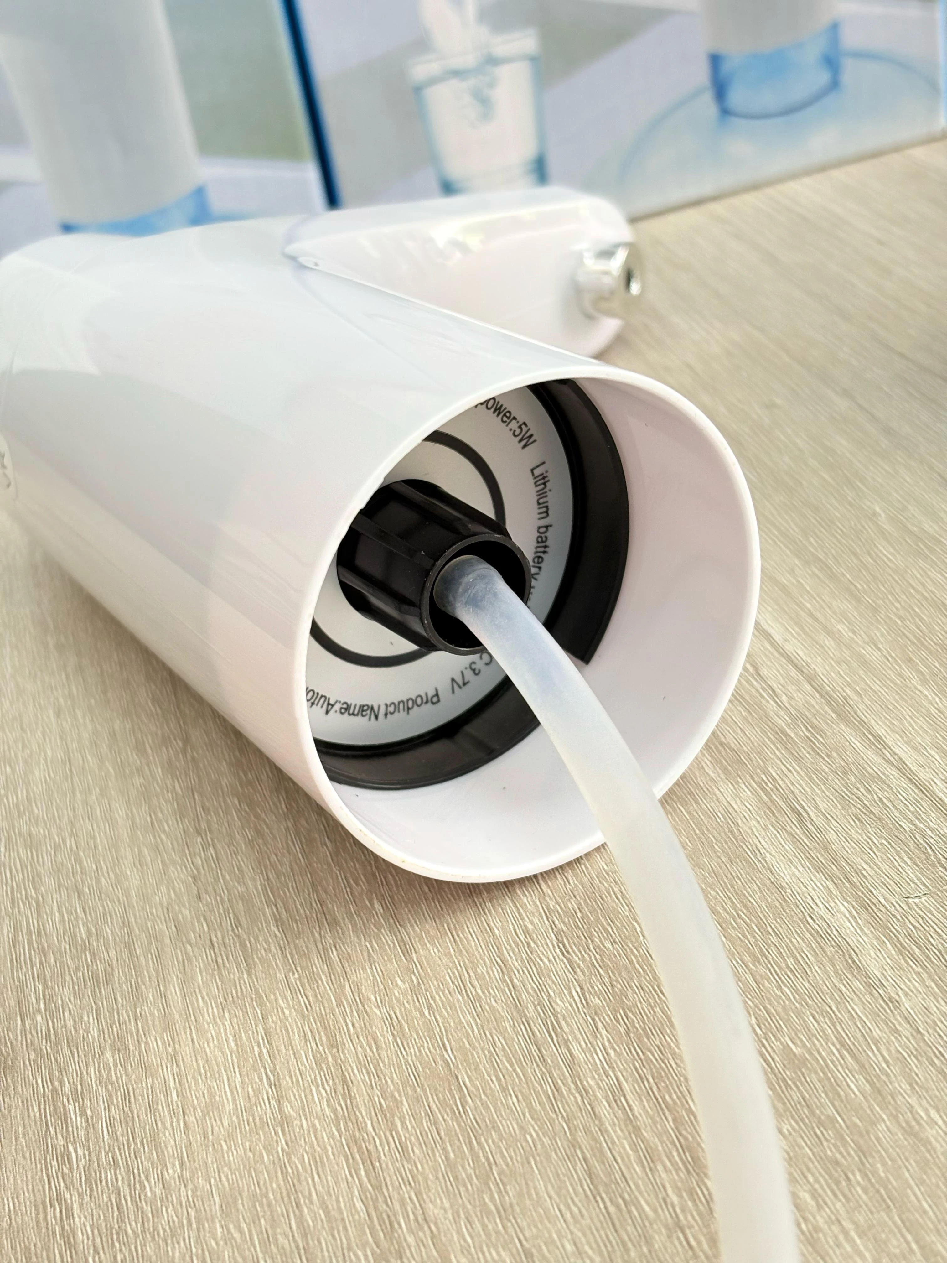 Corte transversal de dispensador agua recargable blanco, mostrando el interior con tubo de silicona y etiqueta con especificaciones 5W y batería litio 3.7V.