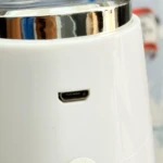 Base blanca de dispensador recargable con puerto Micro-USB y etiqueta "VR".