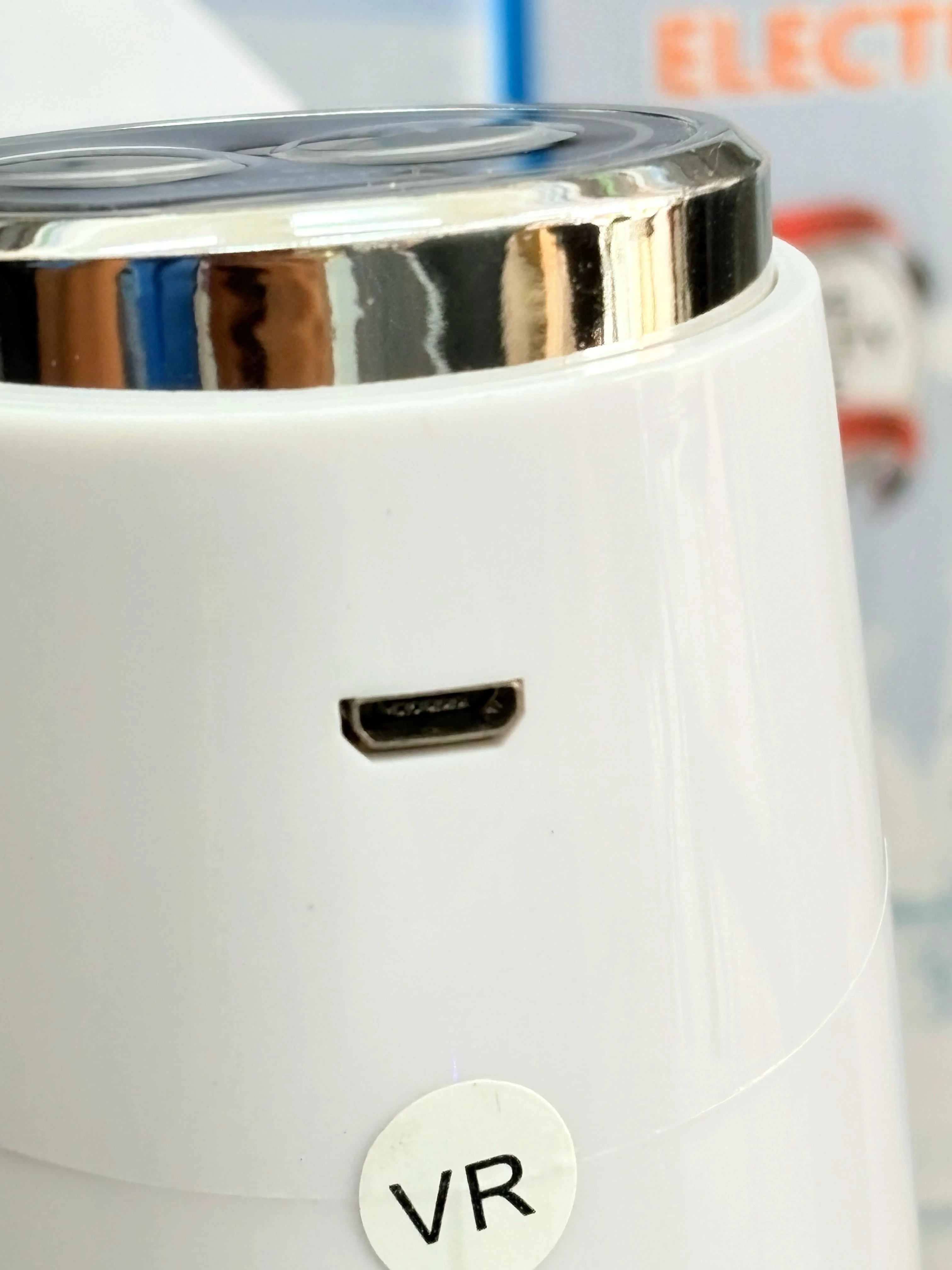 Base blanca de dispensador recargable con puerto Micro-USB y etiqueta "VR".