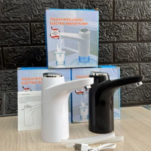 Dispensador eléctrico táctil de agua portátil en blanco y negro con cable USB y mangueras de silicona.