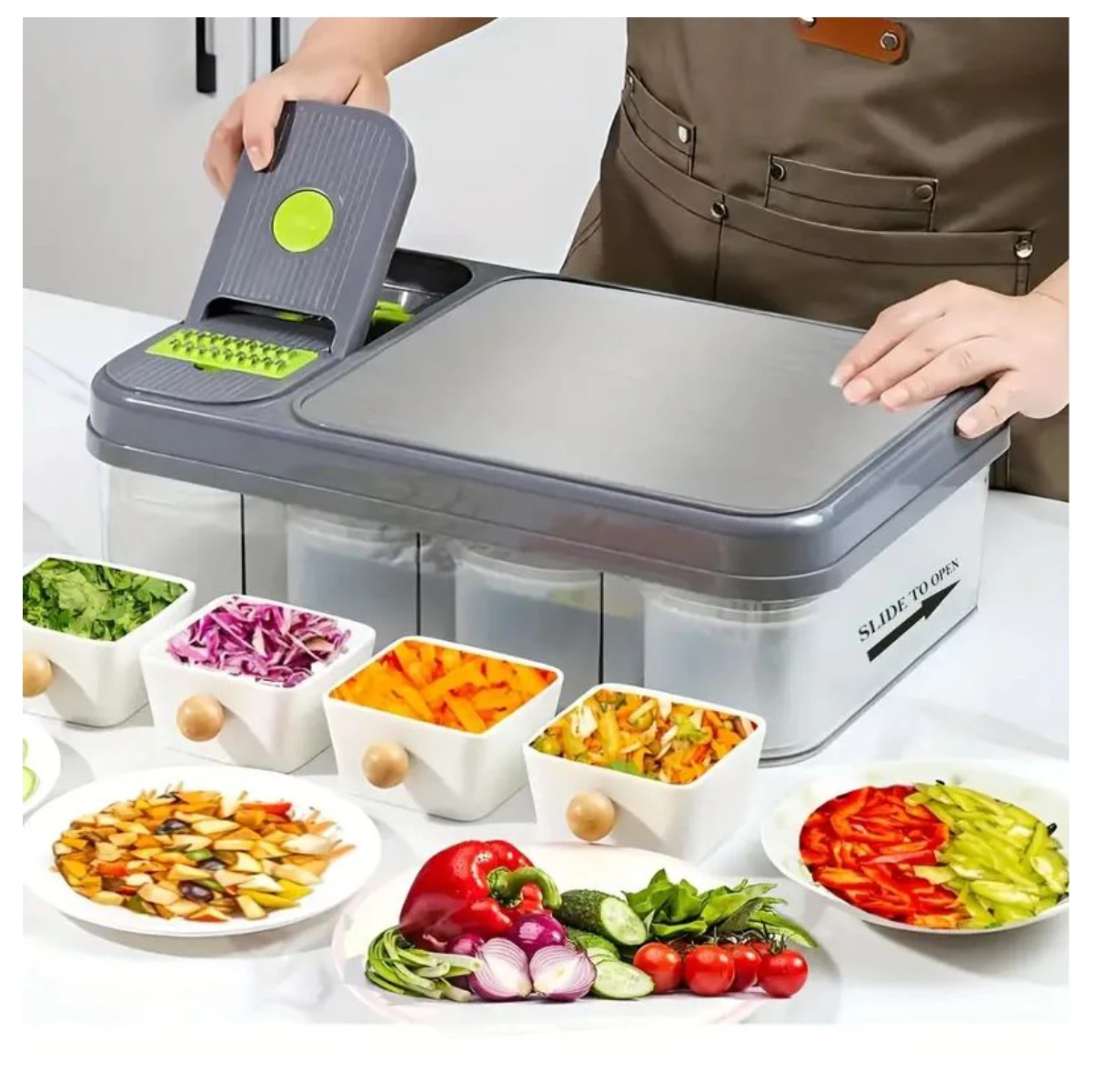 Picador de verduras mandolina gris con compartimentos transparentes y múltiples accesorios.