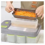 Picador de verduras mandolina gris con rallador y recipientes.