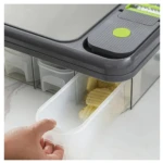 Picador de verduras mandolina gris con contenedores transparentes. Cajón extraíble con rodajas de patata.