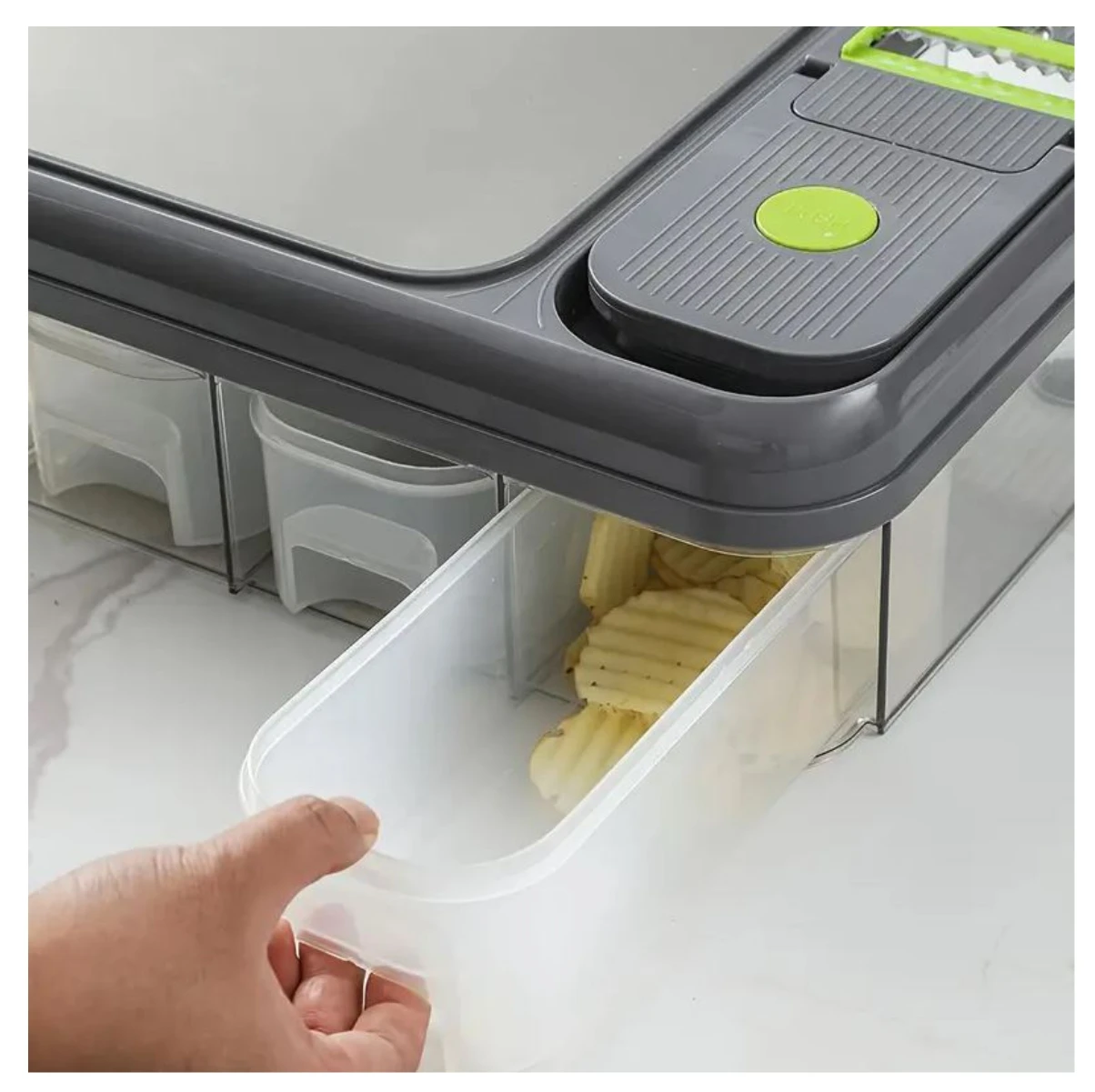 Picador de verduras mandolina gris con contenedores transparentes. Cajón extraíble con rodajas de patata.