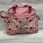 Pañalera cambiador rosa a rayas con osito y flores, marca Baby Kingdom.