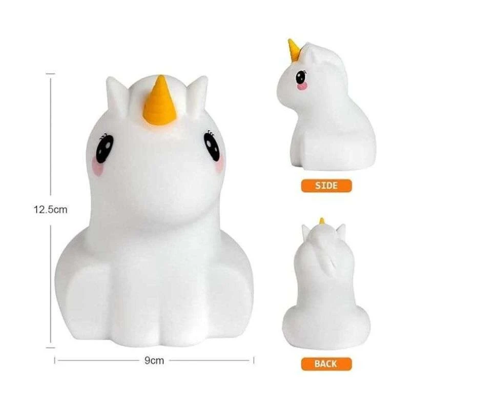 Parlante unicornio de silicona blanca con cuerno amarillo, mide 12.5 cm de alto y 9 cm de ancho, mostrado de frente, de lado y desde la parte posterior.