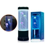Lámpara LED cilíndrica con tres medusas artificiales que flotan en su interior, incluye base negra con botón de encendido y caja de empaque azul.