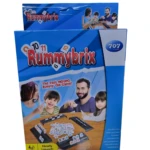 Caja de juego de mesa Rummybrix, con familia jugando, detalles de fichas y tableros.