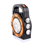 Linterna solar portátil Hb-6678C negra y naranja con tres focos laterales y panel led frontal, mango ergonómico.