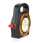 Linterna solar recargable, portátil, con puerto USB y asa, color negro con detalles naranja.