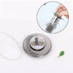 Tapón cromado para drenaje de fregadero con filtro atrapa cabello, ideal para baños y duchas.