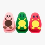 Tres soportes para celular en forma de aguacate kawaii: rosa (palta), verde y rojo, con base.