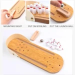 Mini juego de bolos de mesa de madera, con pinos blancos, bola metálica y lanzador, listo para jugar.