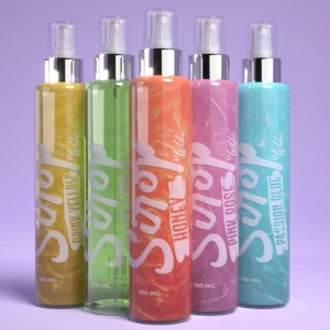 Cinco envases de perfume capilar Syam de 160 ml, en tonos amarillo, verde, naranja, rosa y azul, con texturas brillantes y difusor, sobre fondo lila.