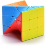 Cubo de Rubik espiral 3x3 multicolor (naranja, azul, rojo y amarillo) en ángulo diagonal.