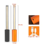Mini lámpara de ambiente minimalista con base naranja o negra de 4 cm de diámetro, cuerpo cilíndrico de 30 cm de altura, puerto USB-C y cable de carga.