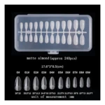 Set de 240 uñas press-on acabado mate forma almendra, organizadas en estuche plástico de 17.6x3x8.5 cm, con 10 tamaños numerados de 26 a 18.5 mm.