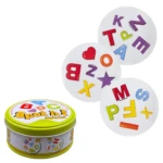 Latas y cartas del juego Spot It Alphabet con letras y símbolos coloridos.
