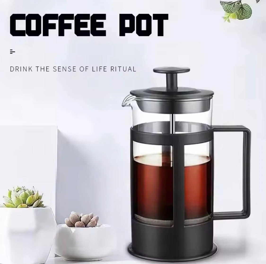 Cafetera de prensa francesa de vidrio y metal negro para 600ml, con café listo para servir, junto a plantas en maceta.