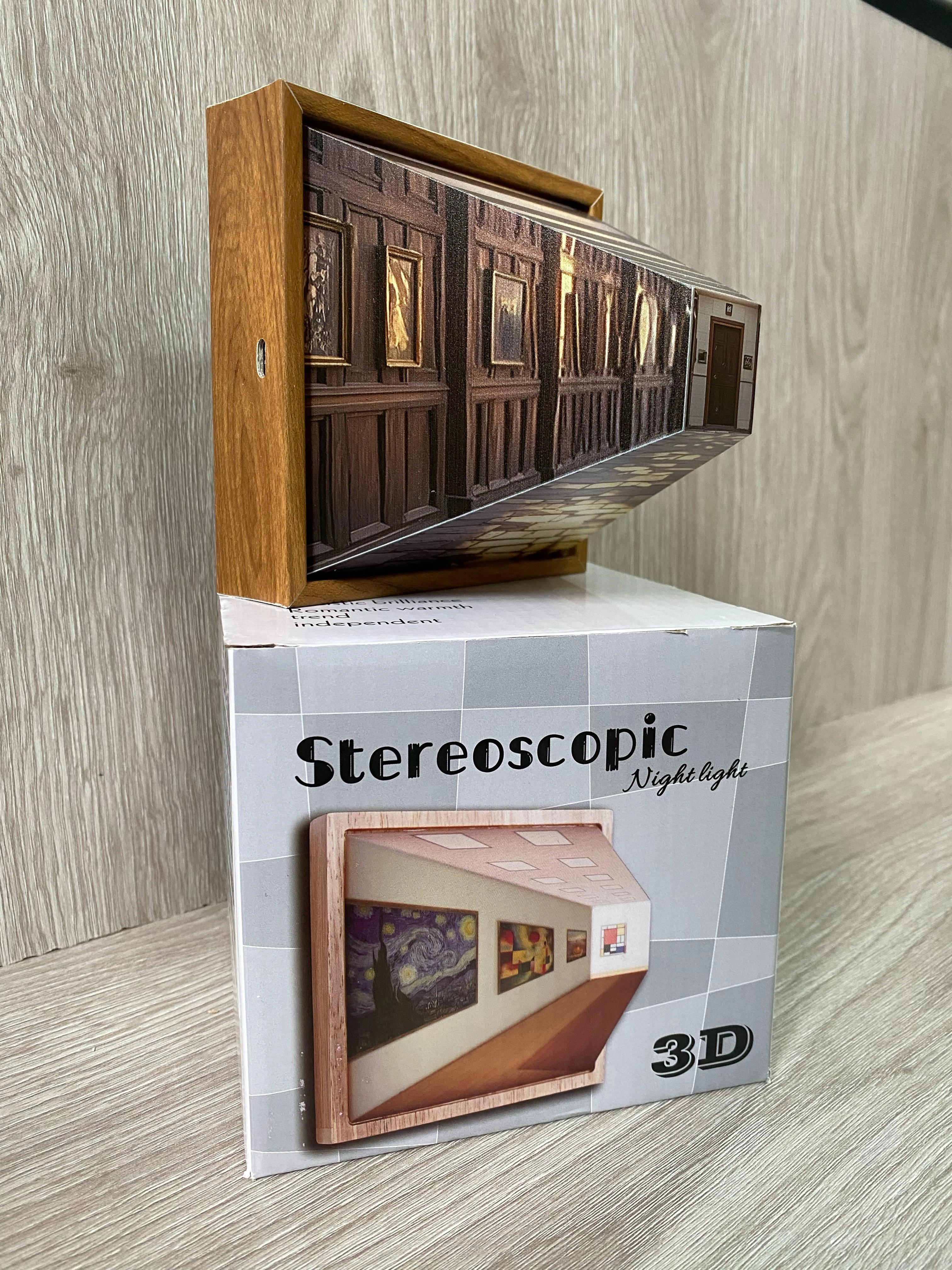 Lámpara 3D de pared con efecto estereoscópico, diseño pasillo madera y cuadros, ideal como velador.