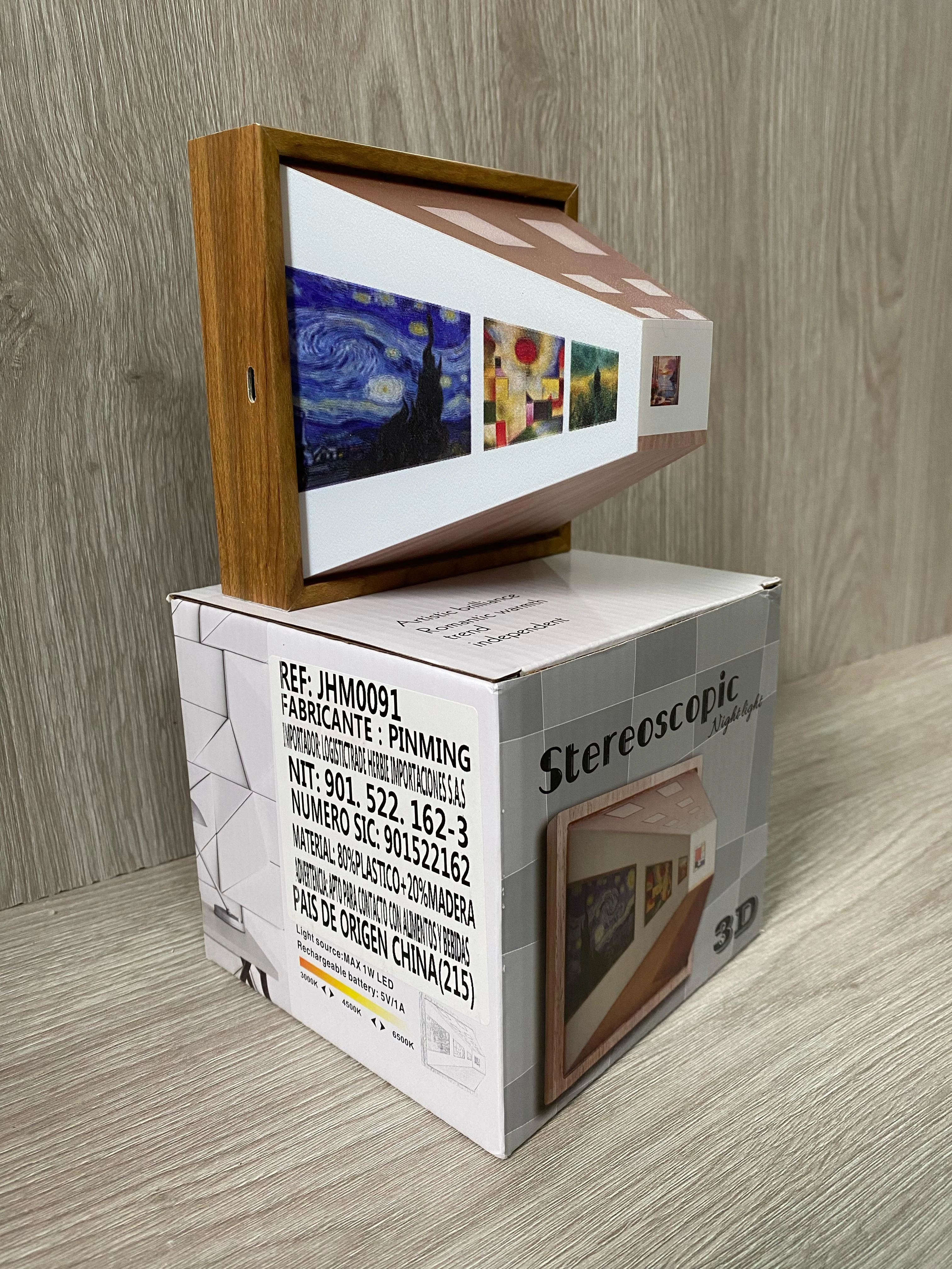 Lámpara de pared nocturna 3D con arte "La noche estrellada" sobre caja de embalaje de madera y plástico.