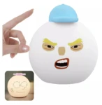 Lámpara de noche de silicona blanca con rostro enfadado y gorro azul, táctil.