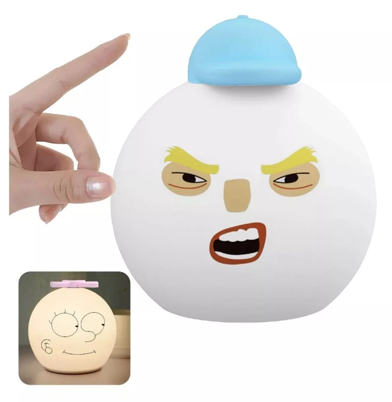 Lámpara de noche de silicona blanca con rostro enfadado y gorro azul, táctil.