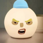 Lampara de mesa silicona luz nocturna, figura blanca con cara enojada, sombrero azul