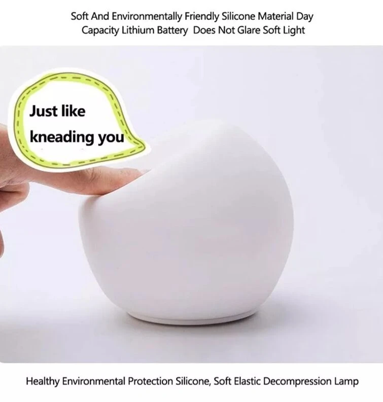 Lámpara de mesa de silicona suave, blanca, con texto "Just like kneading you".