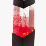 Lámpara de lava cuadrada con líquido rojo y purpurina, base negra y luz LED roja.