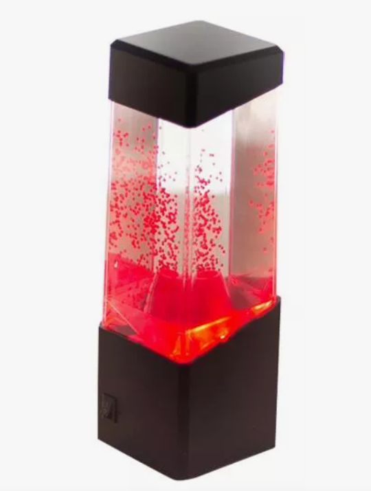 Lámpara de lava cuadrada con líquido rojo y purpurina, base negra y luz LED roja.