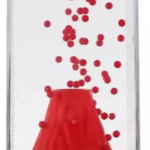 Lámpara de lava con base negra, cilindro transparente con burbujas rojas ascendentes y figura de volcán rojo en su interior.