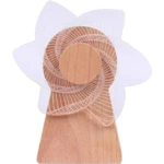 Lámpara 3D giratoria con base de madera y diseño de pétalos blancos, crea efecto óptico.